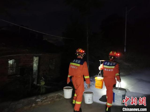 湖北咸宁 消防为村民送去急需生活用水（消防为村民送去急需生活用水）(1)