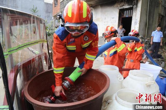 湖北咸宁 消防为村民送去急需生活用水（消防为村民送去急需生活用水）(3)